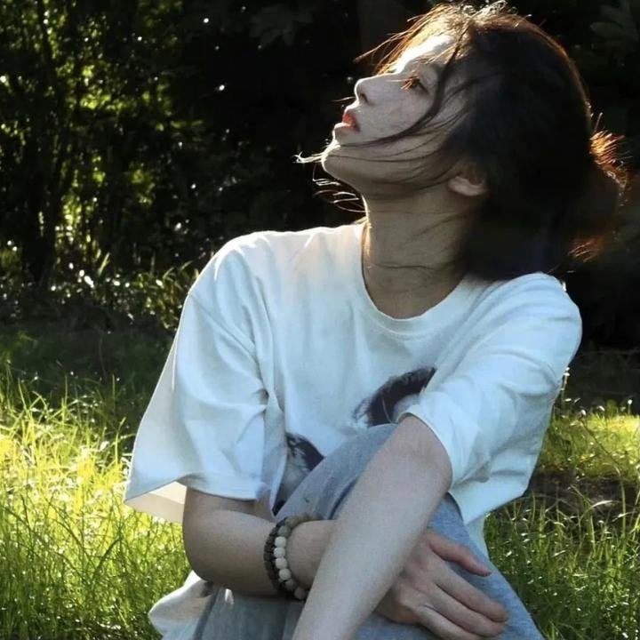坐在酒吧里吃蛋糕